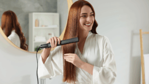 艶やかでまとまりのある髪をヘアアイロンで仕上げ、笑顔を見せる女性